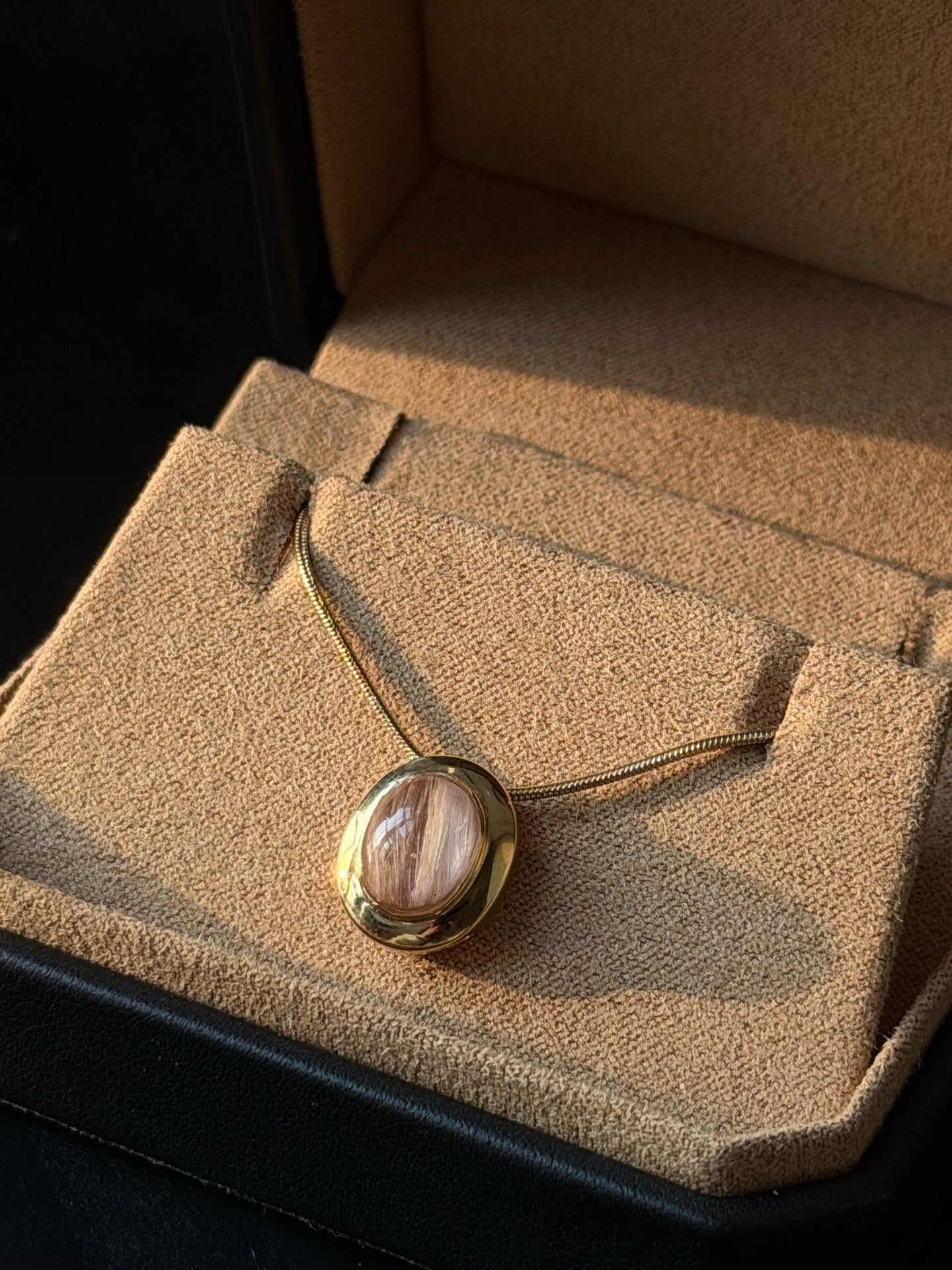 Pet Hair Oval Amber Necklace – Personalized Minimalist Keepsake Jewelry